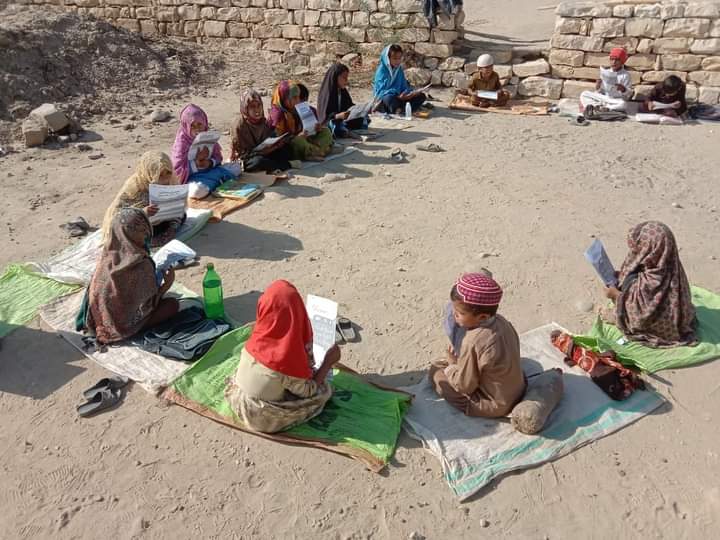 HashmatBaloch16's tweet photo. بزدار صاحب کے حلقے کا کیا حال سناؤں 
تبدیلی کے دعویدار وسیم اکرم پلس اپنے آبائی حلقے کے بچوں سکول بھی نہ دے سکے کیا اسی کو کہتے ہیں نیا پاکستان 
@DrMuradPTI 
@CMPunjabPK 
@ImranRiazKhan 
@NAVEEDDEERATH 
@SenPervaizRd 
@HamidMirPAK
@MashwaniAzhar https://t.co/BVQC30fbI9