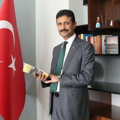 alioglu_sabri's tweet photo. Eyyubiye gibi bir ilçeyi senelerdir sorunsuz yönettin. Asaletin , duruşun , naif ve kibarlığın , efendiliğinle hep biz gençlerin yol göstericisi oldun. Şanlıurfamızın en çalışkan ilçe müdürlerinden Ahmet Demir müdürüme selam olsun ✋🏻 @harrani63 https://t.co/m3yY2xYohe
