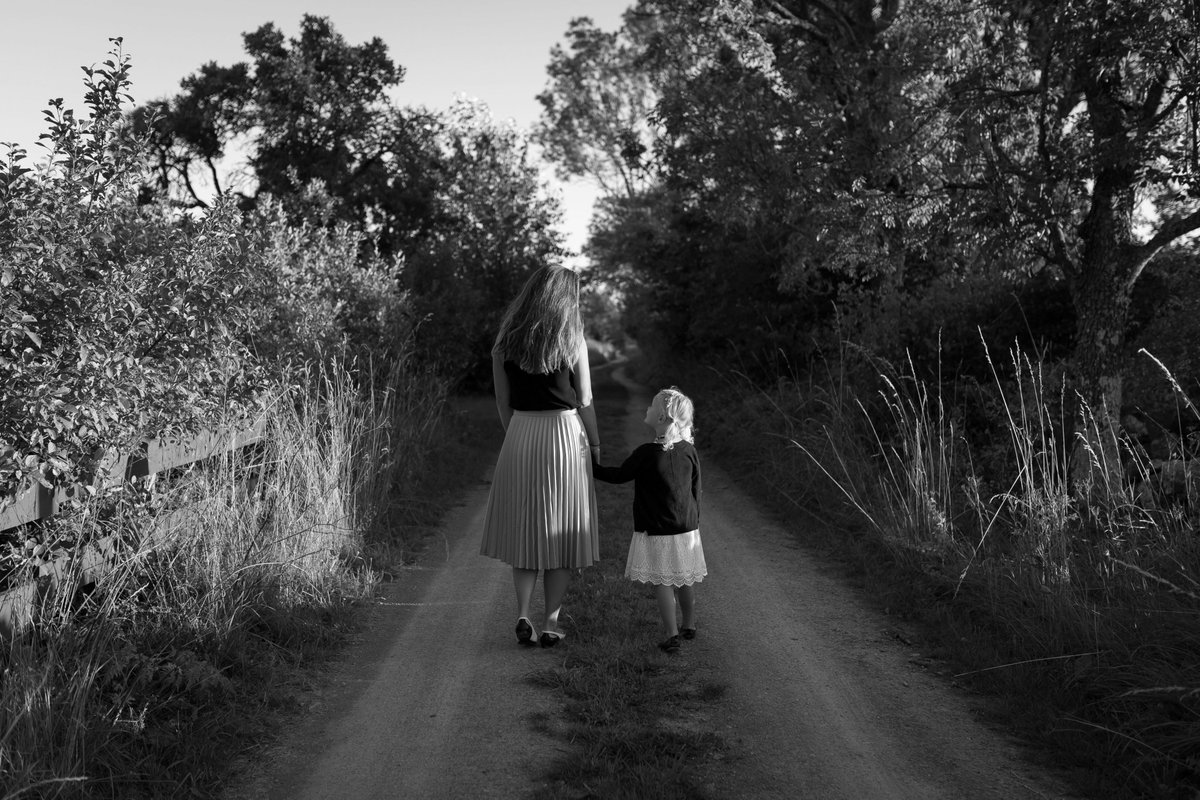 Cuadernos_hisp's tweet photo. 📝“Escribimos picando cebolla, bañando niños, doblando ropas […] Mientras hacemos otras cosas. Solo en nuestras cabezas: allí dentro no paramos de imaginar, no paramos de escribir” #MargaritaLeoz 

✍️🤱«Escritura y #maternidad» 
🔀 https://t.co/aZsmnlNhHI https://t.co/TdKLKOUR5j