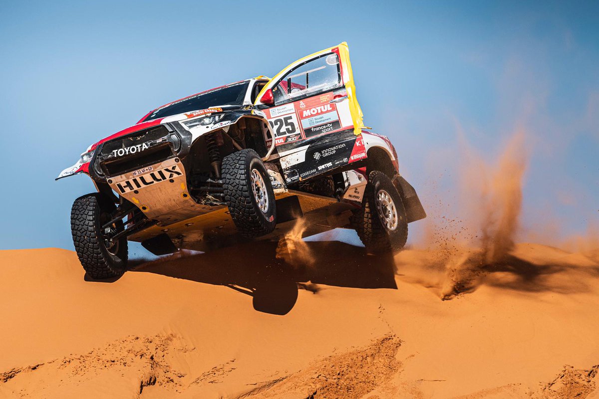 dakar's tweet photo. 🚗 Leading the car category, @henk_lategan seems to have a door problem! 

#Dakar2022 https://t.co/pyrm22u0j1
