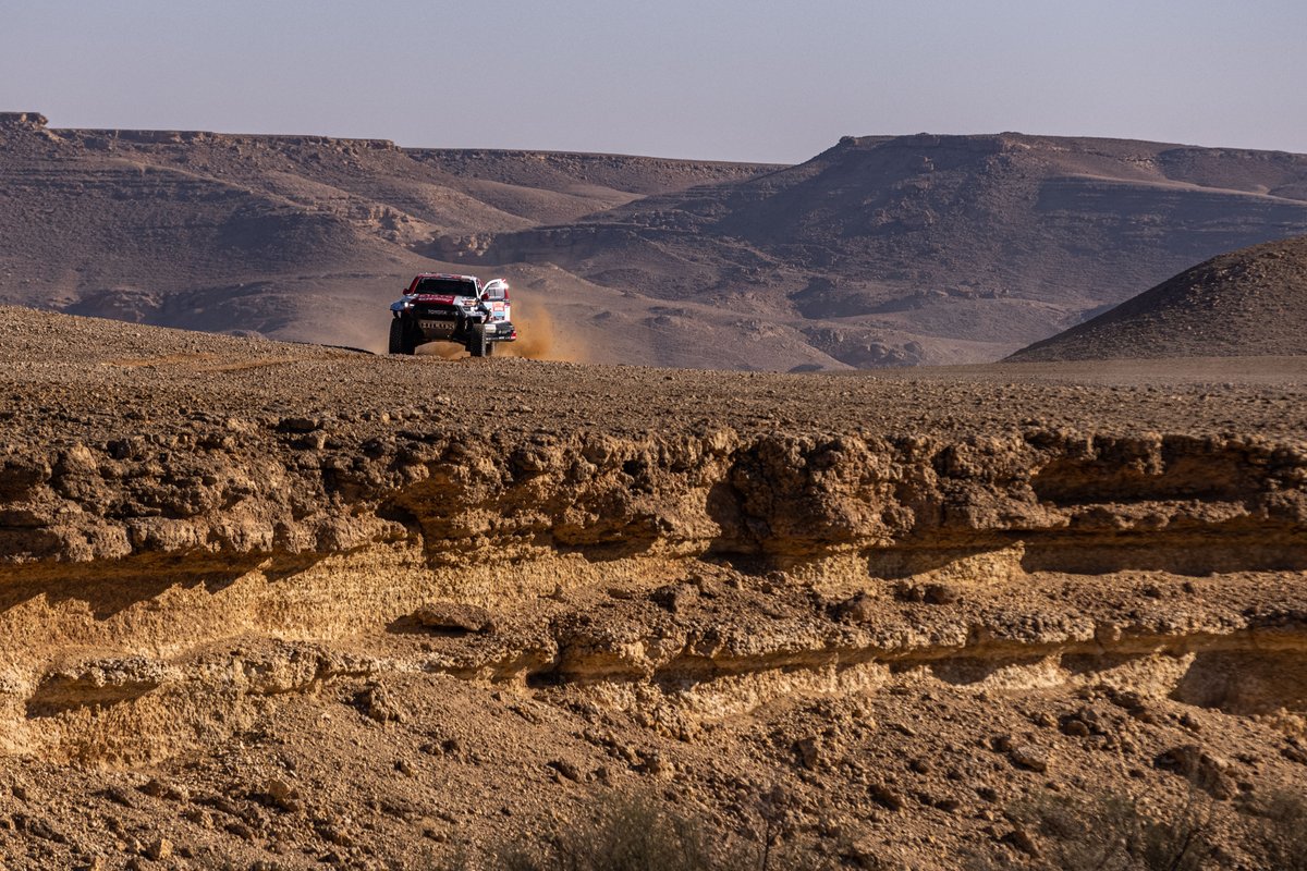 dakar's tweet photo. 🚗 Leading the car category, @henk_lategan seems to have a door problem! 

#Dakar2022 https://t.co/pyrm22u0j1