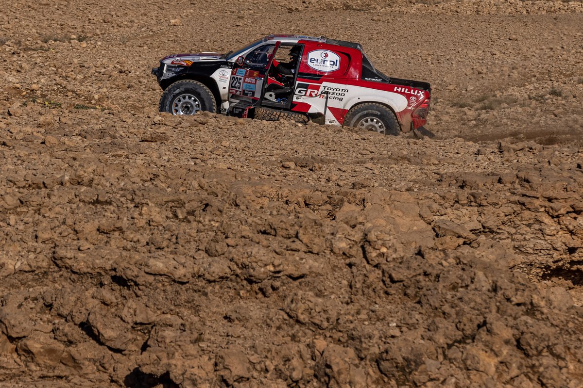 dakar's tweet photo. 🚗 Leading the car category, @henk_lategan seems to have a door problem! 

#Dakar2022 https://t.co/pyrm22u0j1