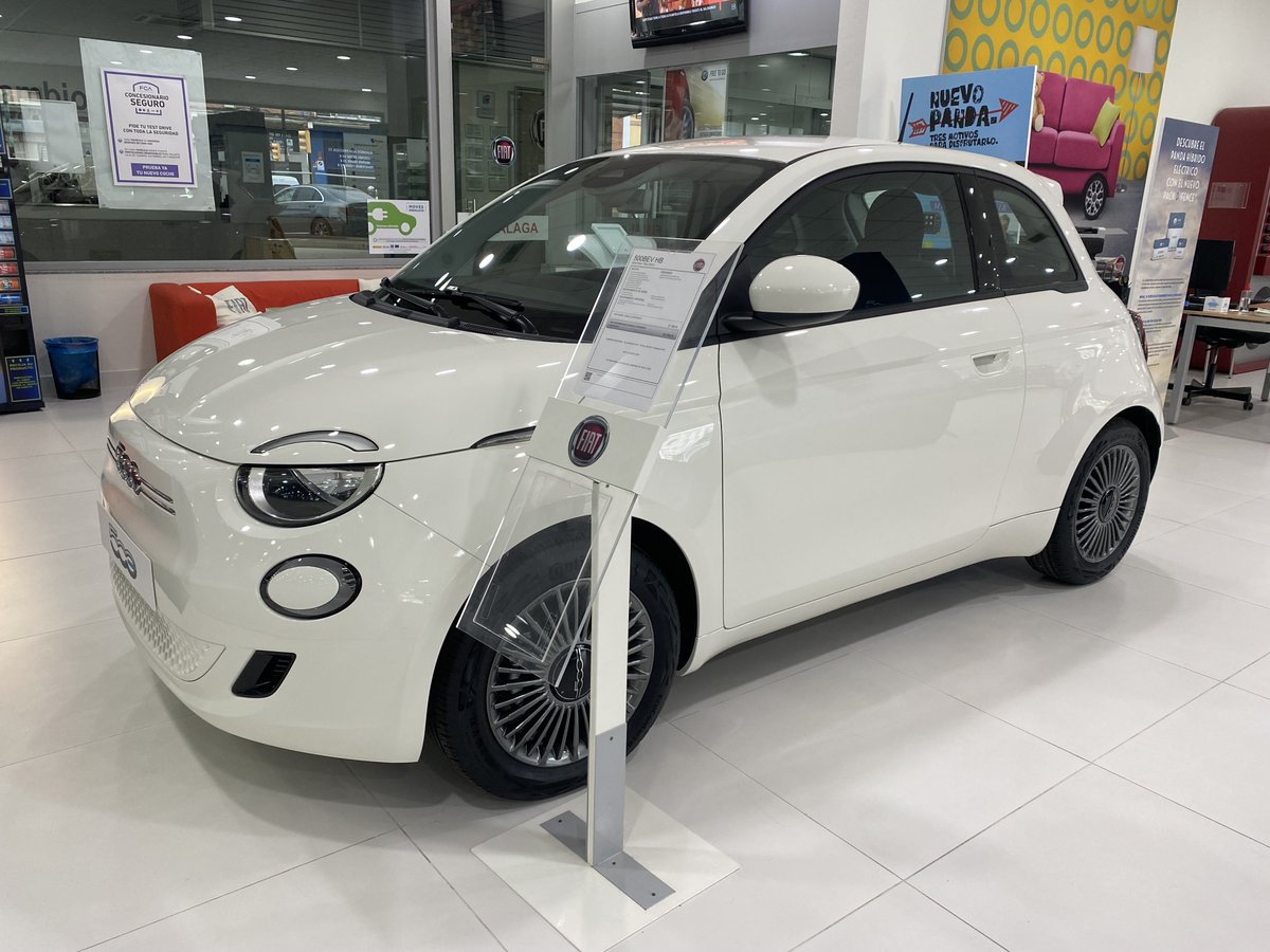 fimalaga's tweet photo. 2022 ya está aquí. ¿Has hecho ya tu lista de deseos? Nosotros sí, y es bastante electrizante...🚗

#Fiat #Fiat500 #Fiat500E #FiatElectrico #500Electrico https://t.co/qGLaj9ibqt