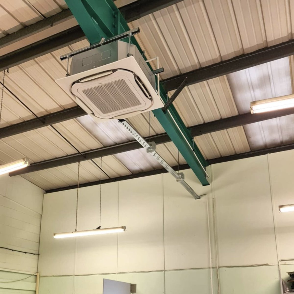 Terlokltd's tweet photo. It's great to see @LRS A/C and Refrigeration using our Multi-Fix Single Stud Hangers for their cable tray installation in this electrical workshop!

Thanks for choosing Terlok! https://t.co/zbItrDDqid