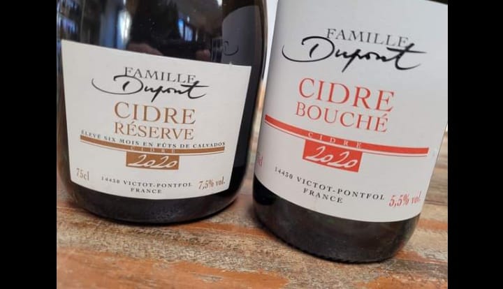 Et avec la galette on boit quoi ?! (Avec ou SANS alcool d'ailleurs):
Des CIDRES biensur (et on vous a sélectionné 1 cidre classique et 1 cidre élevé en fut de calva... pour les gourmands)
Mais on peut aussi, en restant dans les bulles partir sur un CERDON
