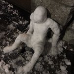 人型の雪だるまに母が悲鳴をあげ反応‪w心臓に悪い‪w‪w‪w