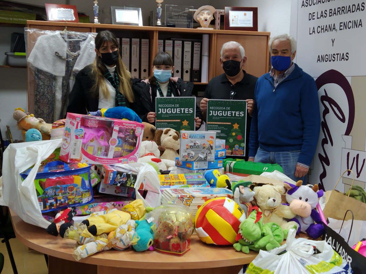 *Entrega de juguetes a Cáritas* 
Desde la AAVV queremos agradecer un Año más a Tecnocasa, Concejalía de Asuntos Sociales, Asociación de Comerciantes y en especial a Cáritas por su colaboración haciendo llegar la ilusión a los niños del Barrio.