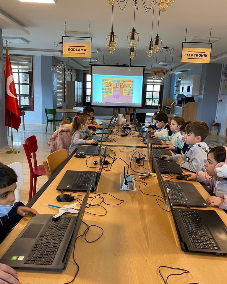 Robotik Kodlama dersimizde Scratch programını kullanarak kendi posterimizi oluşturduk.
#payastemgeleceğikurgular #payastem #robotic #kodlama #kodlamaeğitimi #meb #payas #dörtyol #hatay #code