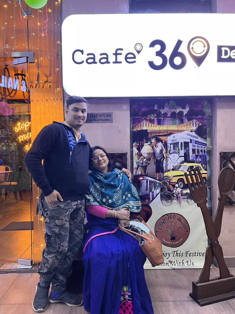 DebjitGuha3's tweet photo. 1st January 2022
ছবিটা দেখে ভাষা হারিয়ে ফেলেছি।।আমি আর আমার পরিবার এর সবাই এত সুন্দর একটা গল্পো দেখলাম প্রকাশ করতে পারবো না ।।পুরো ছবিটাই ইমোশনাল এ ভরা ।। আমার পরিবার এর সবাই বলেছে এই রকম একটা টনিক(সিরাপ) চাই আমাদের পরিবারের ।। তাই টনিকটা আমিই হবো।। inspiration by @idevadhikari https://t.co/39cTwpNiBd