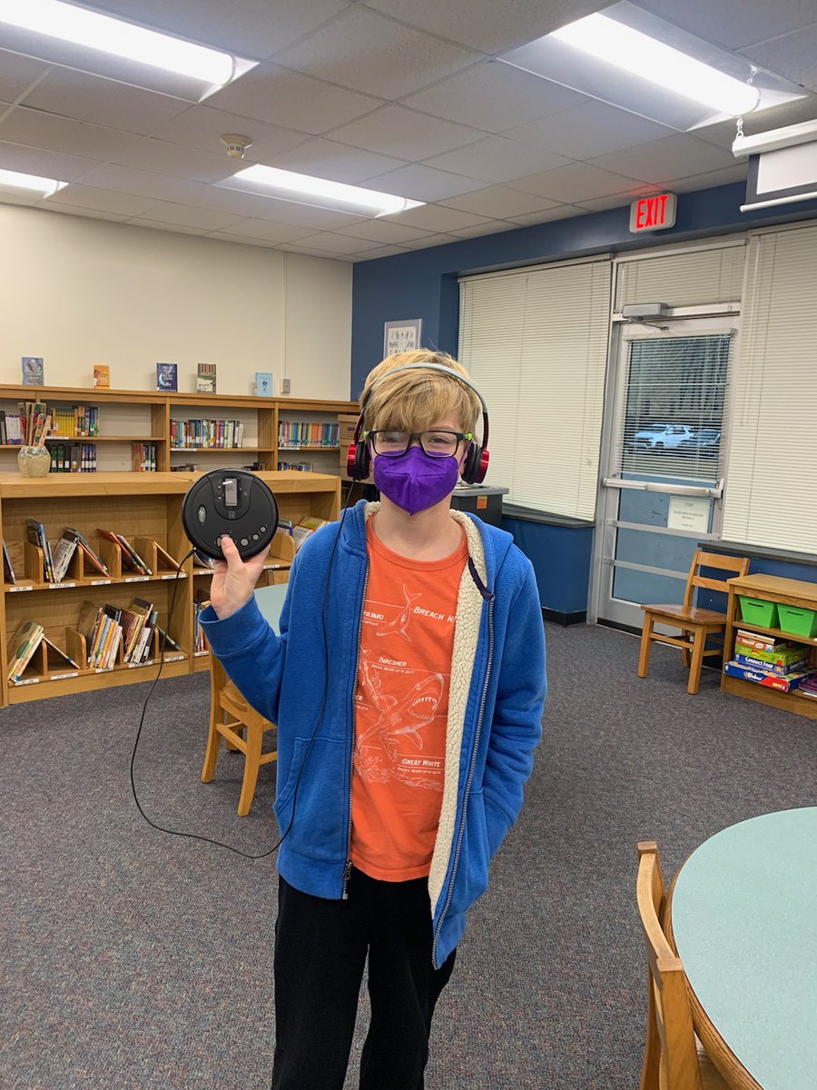 First student in the library in 2022! #walkmanreturns <a href="/BCreekElem/">BradleyCreekElem</a> <a href="/KefLauren/">Lauren Kef</a> @NHCLibrary <a href="/tsmithbailey/">𝐒𝐧𝐚𝐩 𝐋𝐨𝐫𝐝👨‍💻</a>