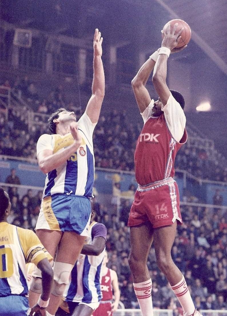 DeporteVintage's tweet photo. #MikePhilips #ClydeMayes #PepeCollins #WillieSimmons 1986/87 #TDK 🆚 #GinMG Palacio Municipal Deportes Barcelona #ACB 📸 Archivo Fornies https://t.co/HpHqqzcZRJ