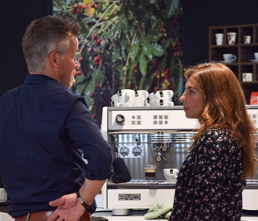 Altijd al gecertificeerd barista willen worden? ☕️
Op 7 februari 2022 begint de eerste training van de Peeze Masterclass. Er zijn nog twee plekjes vrij. Ben je geïnteresseerd? Lees er alles over op: peeze.nl/koffietraining… en schrijf je in via f.alves@peeze.nl