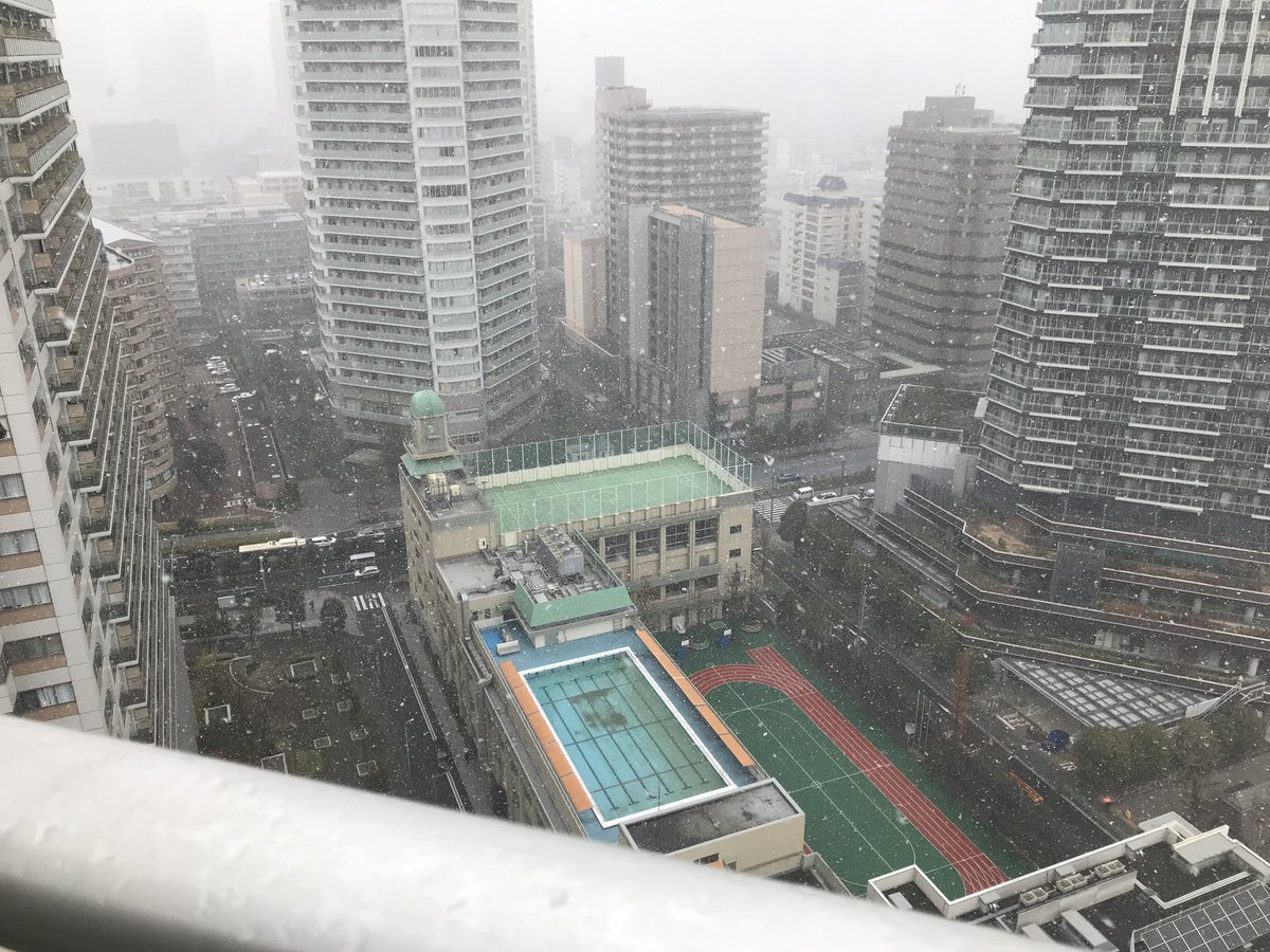 忍着肩疼轻轻揉眼
花了 厚云翻搅的银白亮片
东京初雪
在2022的第六天  
冬 零度 酷酷的温柔
添件棉袄 然后
细品这世间的人情冷暖