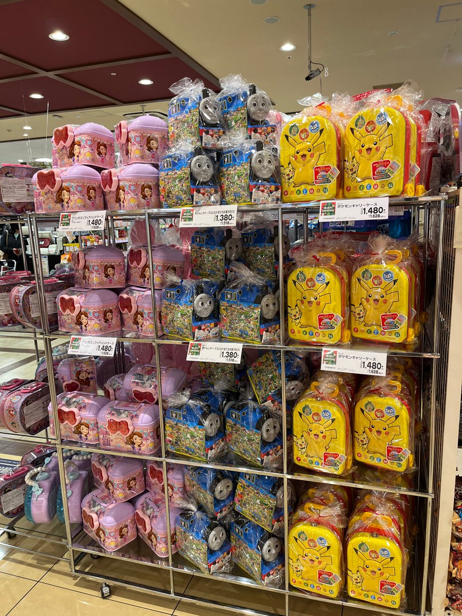 VKanon18's tweet photo. yay i no brought home PC..I really only use it for editing ;w; but i do feel like doing monthly video instead.. will see the end of this month w back to October! Halloween hasn't came but #supermarket already have #Christmas goods xD everything as cute as ever! #tokyo #japan https://t.co/jH3zH6hXOJ
