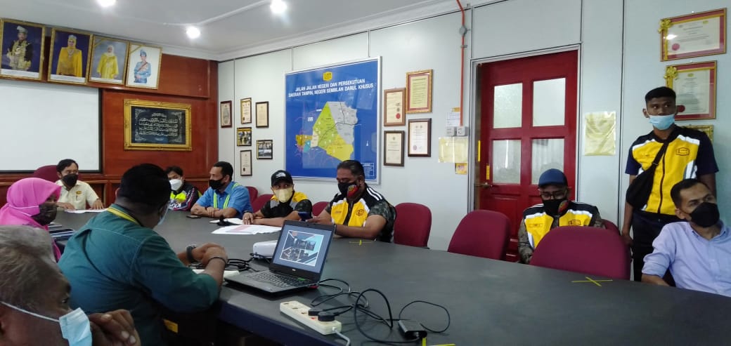 JKRTampin's tweet photo. Sesi lawatan sukarelawan team surau KKR dan pemberian sumbangan kepada mangsa banjir kakitangan JKR Daerah Tampin. Terima kasih diucapkan kepada Dato' Zahrul dan semua sukarelawan yang terlibat. Berat sama dipikul, ringan sama dijinjing.

@MOWorks
@JKRMalaysia 
@JKRNS
@EzryIr https://t.co/h26JmFp8Wo