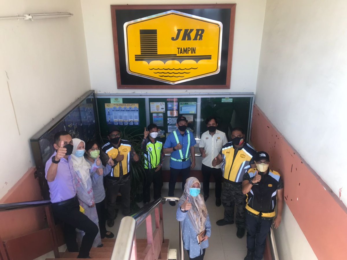 JKRTampin's tweet photo. Sesi lawatan sukarelawan team surau KKR dan pemberian sumbangan kepada mangsa banjir kakitangan JKR Daerah Tampin. Terima kasih diucapkan kepada Dato' Zahrul dan semua sukarelawan yang terlibat. Berat sama dipikul, ringan sama dijinjing.

@MOWorks
@JKRMalaysia 
@JKRNS
@EzryIr https://t.co/h26JmFp8Wo