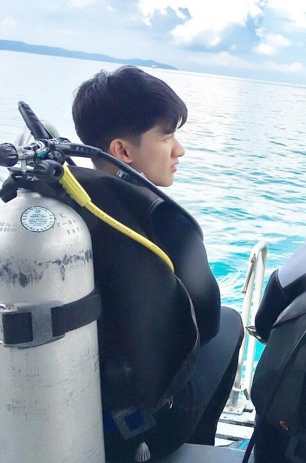 naanmono's tweet photo. @Tawan_V @mukmukv นี่สระว่ายน้ำค่ะ ถ้าน้องจะเดินผ่านก็ใส่ wetsuits แล้วอย่าลืมถังออกซิเจนด้วยนะ พี่ชอบ https://t.co/yrLx4Xa8FN
