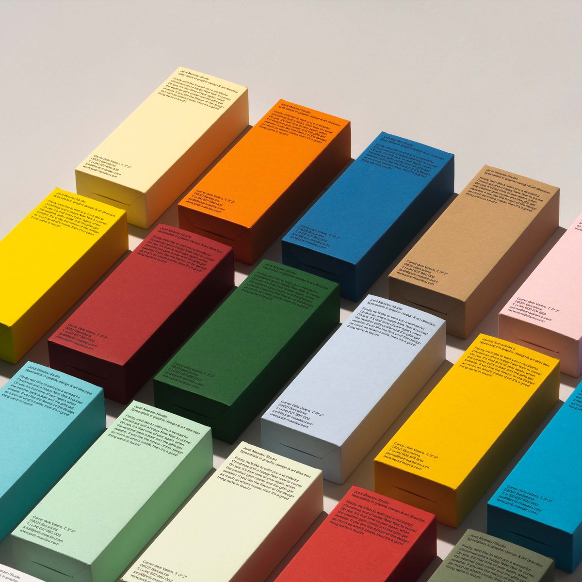 RealtPaperLtd's tweet image. Bespoke gift packaging in a range of 35 different @colorplanpapers shades, designed by Jordi Masdeu Studio &amp;amp; Jaume Serradelarca. Printed by PL Gràfic, photographed by @enricbadrinas 

#Colorplanpackaging
#Realtpaper