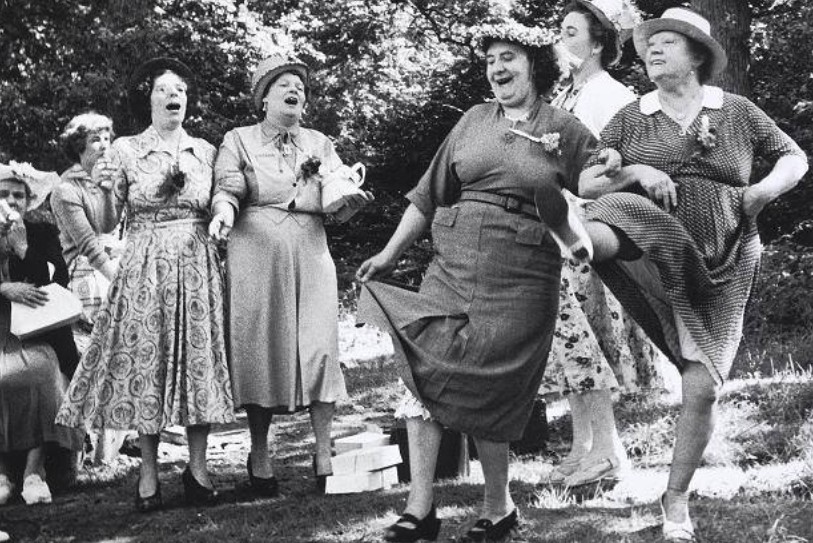 Nollaig na mBan shona daoibh 🥂🥳

Though it was customary in Mayo to only eat 12 bites on the Twelfth Night, I think I'll stick with the newer tradition of drinking wine while polishing off the Christmas cake 🥂
arrow.tudublin.ie/creaart/20/
#irishtradition #folklife #WomensChristmas