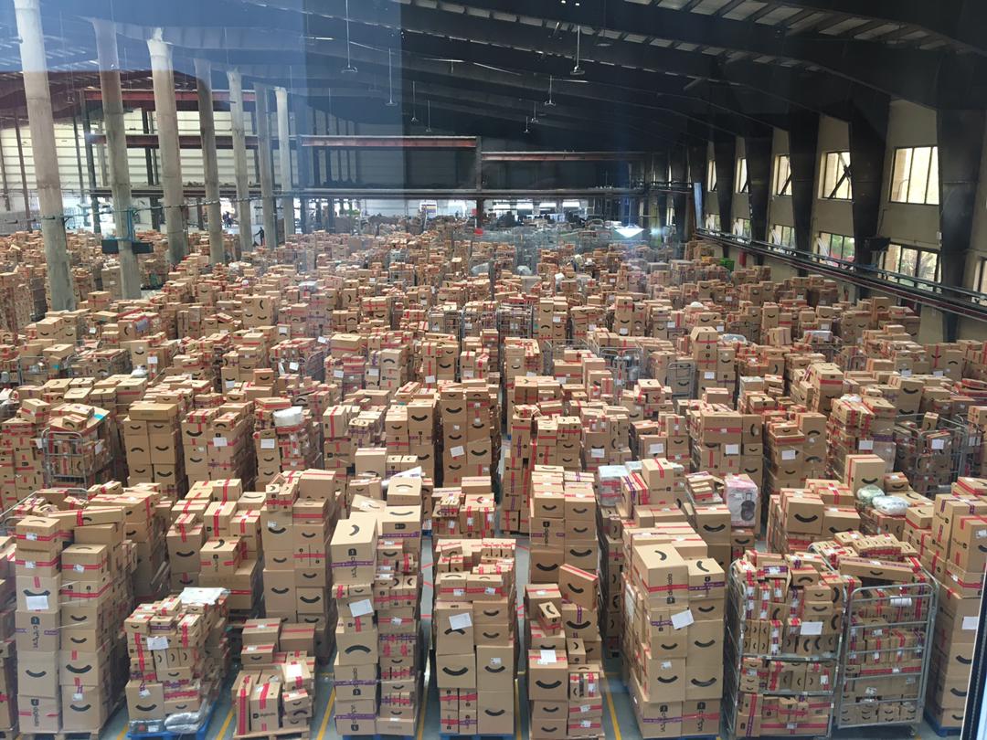 تصویری دیده نشده از Sorting Center دیجی‌کالا (دانش۲) بعد از بلک‌فرایدی.
منتظر نشسته بودن تا به دست شما برسن😊