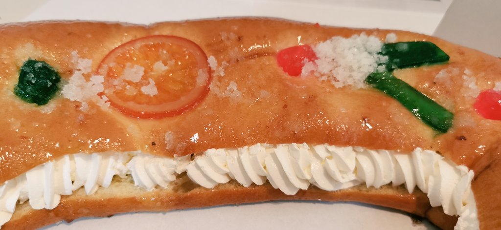 tunaletras's tweet photo. Malagueño y exquisito, el roscón de la Kiki. #roscondereyes #malaga https://t.co/zBLQRGIljt