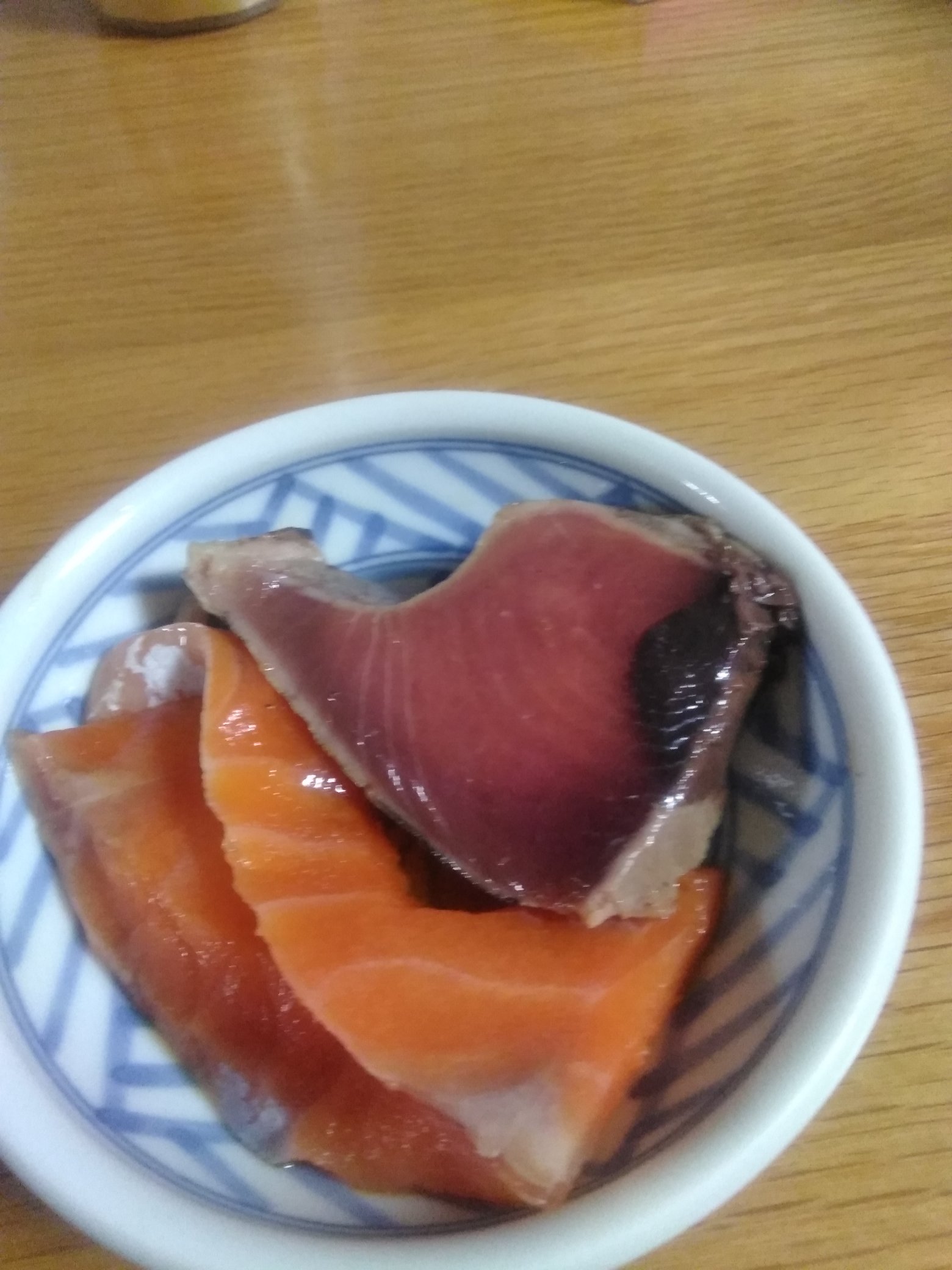 ミヤピー ニジマスの刺し身を食べていますが こんなに臭みもなくうまいのか ヤバい T Co Xdfkslunc8 Twitter