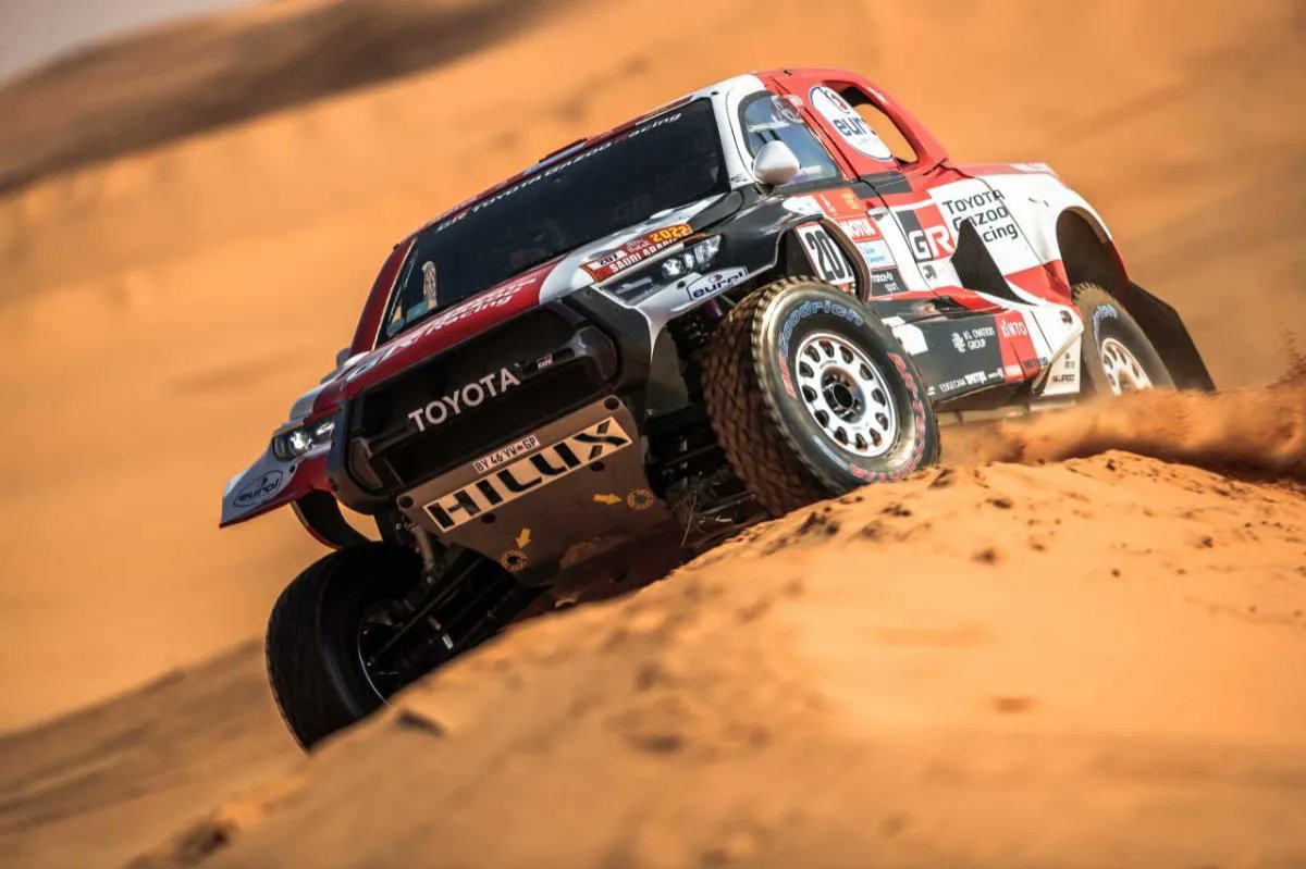 MatraxRacing's tweet photo. #Dakar2022 | @TGRSouthAfrica´s @henk_lategan takes 1st @Dakar 🐫 win 🥇 of his career, beating by 1m58s @BRaidXtreme´s @SebastienLoeb while @OverdriveToyota´s Lucio Alvarez (+2m10s) is 3rd.
Overall 🚙:
1⃣ @AlAttiyahN
2⃣ #SebLoeb +35m10s
3⃣ Lucio Alvarez +51m15s 
📸 #BRX &amp; Toyota https://t.co/SBilPp23xA