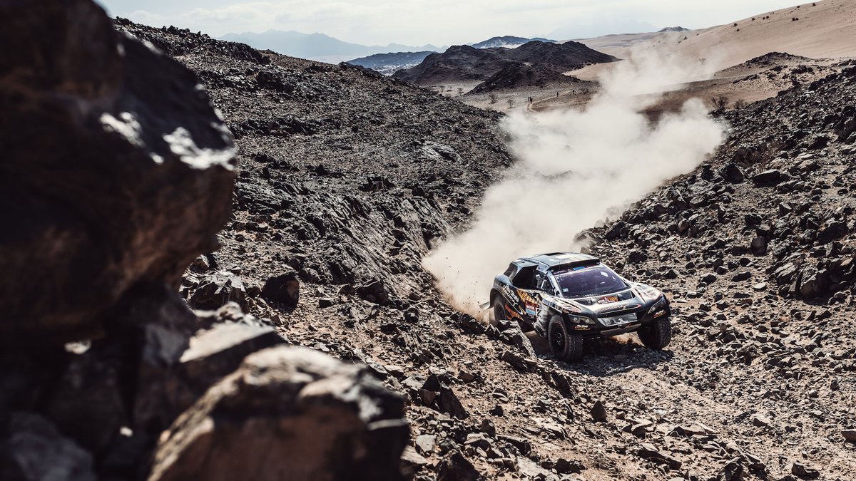 Not exactly a good fifth day at the #Dakar2022. Admittedly: struggled with navigation today. But the bigger issue is – our car is not competitive nowadays. Fact. The report.

zitzewitz.com/einfach-unterl…

#Dakar #DakarInSaudi