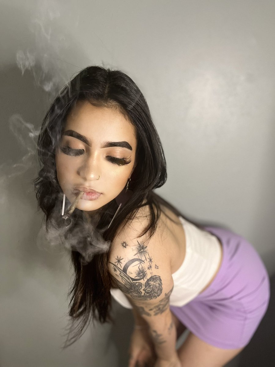 itsnetabish420's tweet photo. When u taking selfies during the blunt vs after #Mmemberville #babygirl #StonerFam https://t.co/L19LSbekeO