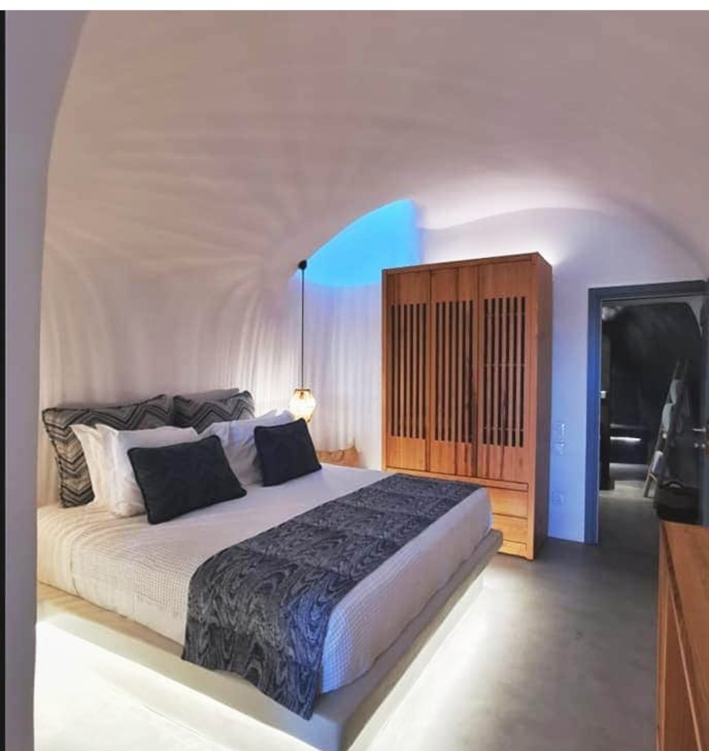 DemeterCave's tweet image. You&apos;ll feel totally coccooned in the Cave Bedroom at Demeter Cave House. Naturally cool in summer and warm in winter. 

#cavehouse #cyclades #Santorini