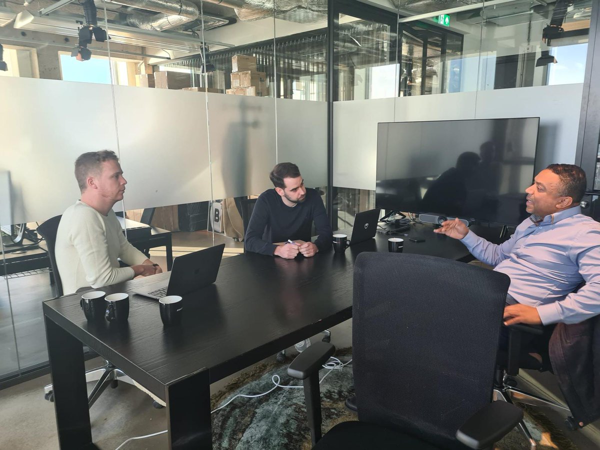 zelfstandigecha's tweet photo. Vandaag zaten wij met @Bolt om tafel. Het was een goed gesprek waarin we onze zorgen hebben geuit over de problemen met de #app. Daarnaast brachten wij onder meer de aanrijdtijd en de annuleringskosten onder de aandacht. Meer weten? Stuur ons dan een DM. #taxi #chauffeur https://t.co/D4gpyKU2nG