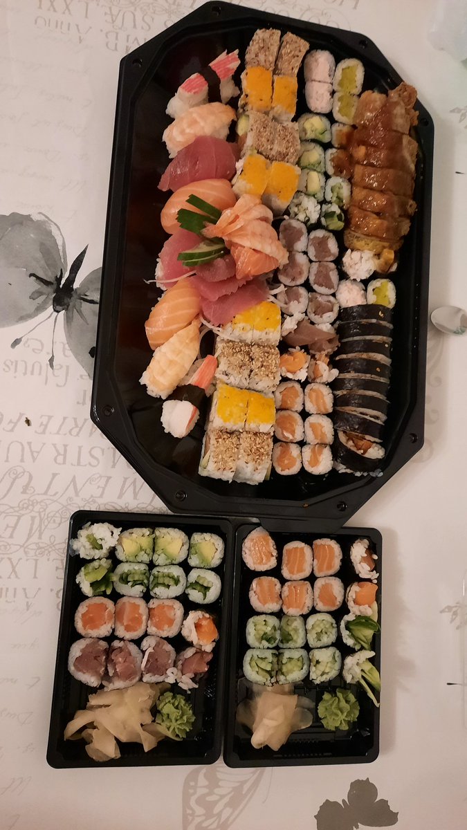 xMiramara's tweet photo. Einmal die Familienplatte für 3 Mods und eine Mira.... ich rolle schon mal voraus 😅🤣 https://t.co/kQYxHYKiss
