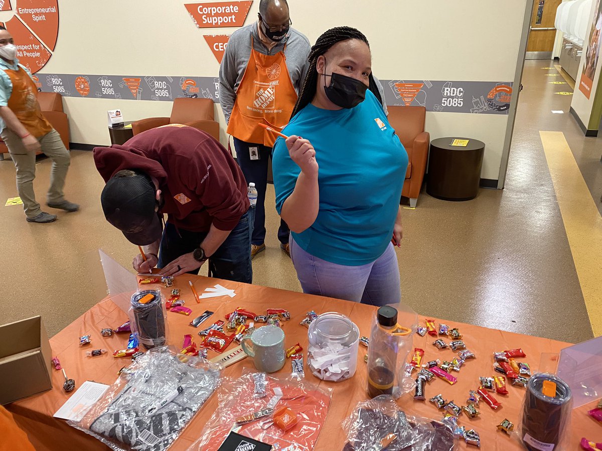 THD5085_DavidAP's tweet photo. Starting the New Year off right.  The best RDC associates in the network signing safety pledges to be safe in 2022.  RDC 5085 Key 1 associates leading from the front    EVERY Second, EVERY Decision, EVERY Day Safe!!! https://t.co/8BnNcJnUcs