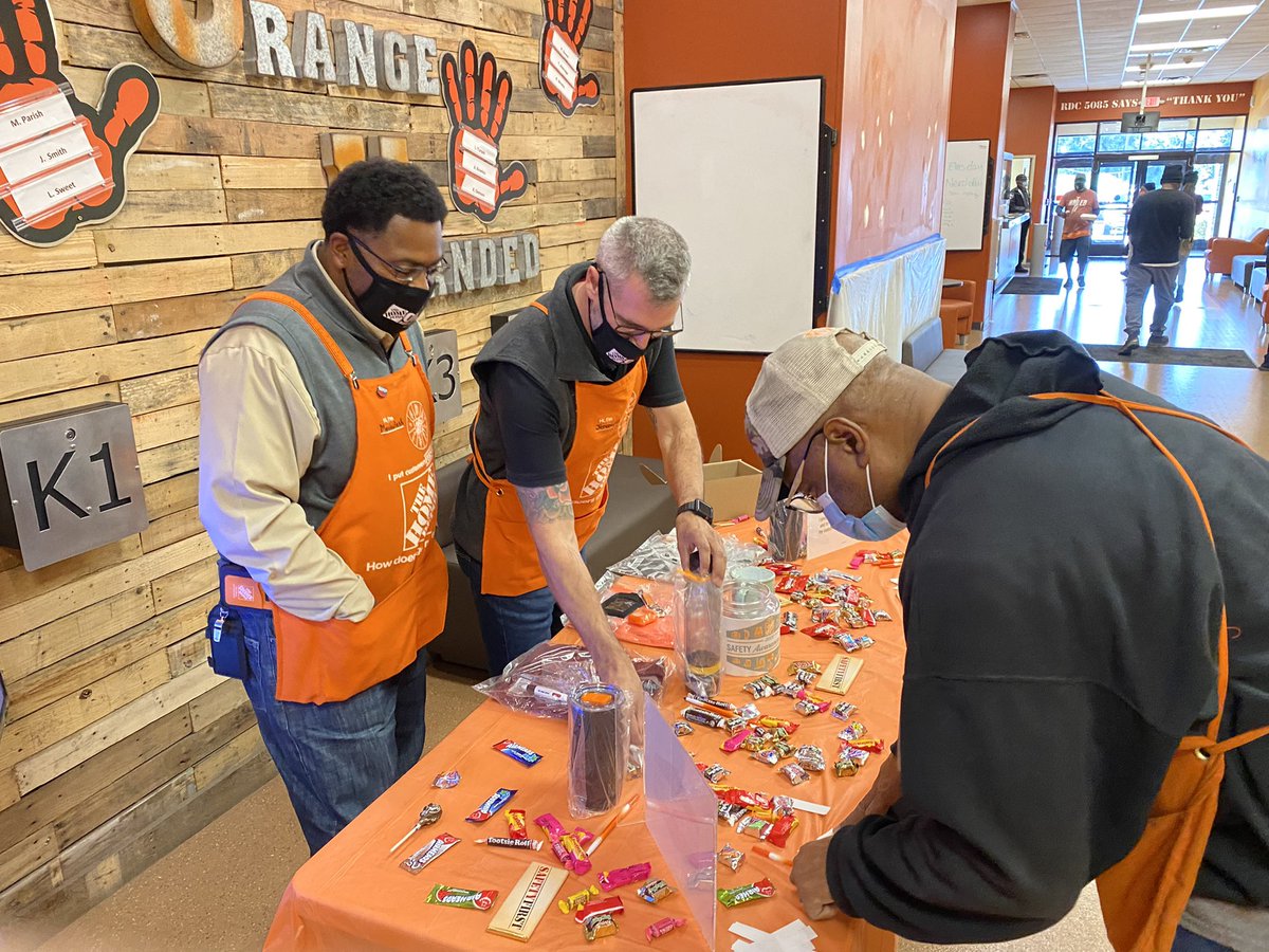 THD5085_DavidAP's tweet photo. Starting the New Year off right.  The best RDC associates in the network signing safety pledges to be safe in 2022.  RDC 5085 Key 1 associates leading from the front    EVERY Second, EVERY Decision, EVERY Day Safe!!! https://t.co/8BnNcJnUcs