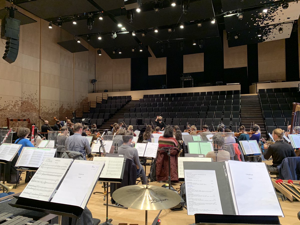 orchambreparis's tweet photo. 📷 Débuts des répétitions dans le Studio de la @philharmonie pour le concert #MostlyBernstein qui aura lieu ce dimanche 9 janvier à 16h30 dans la grande salle Pierre Boulez !
Plus d'infos 👉 https://t.co/YGK44f53SE
#KareKamensek @PatriciaPetibon #SusanManoff https://t.co/5U3nsBbarm