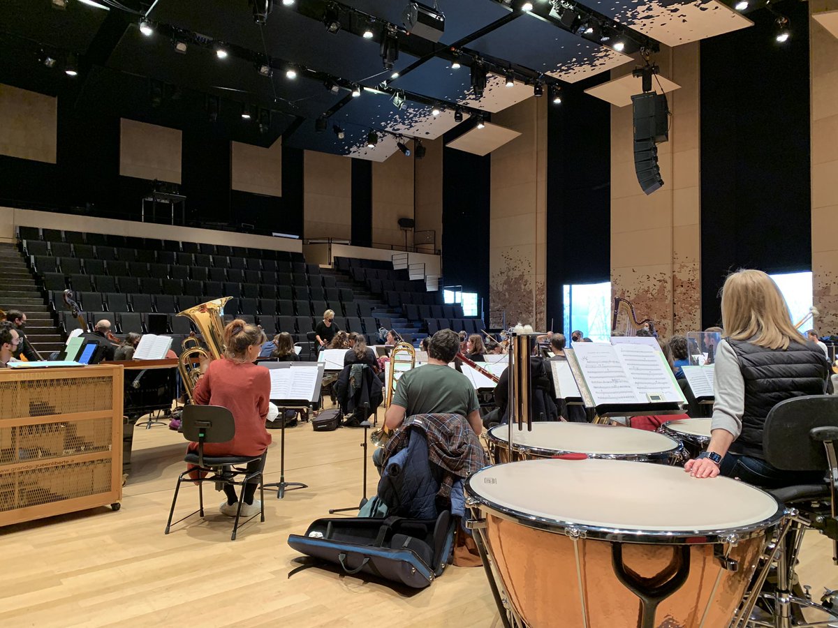 orchambreparis's tweet photo. 📷 Débuts des répétitions dans le Studio de la @philharmonie pour le concert #MostlyBernstein qui aura lieu ce dimanche 9 janvier à 16h30 dans la grande salle Pierre Boulez !
Plus d'infos 👉 https://t.co/YGK44f53SE
#KareKamensek @PatriciaPetibon #SusanManoff https://t.co/5U3nsBbarm