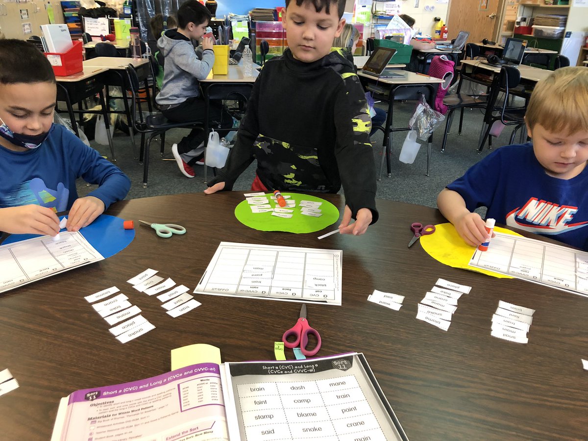 mrs_kerber2nd's tweet photo. Sorting short and long A words in small groups. Such #focus and attention! @WordsTheirWay @LewisCentralCSD #CVCe #CVVC #lctitanhill https://t.co/BG7HX9Od1c