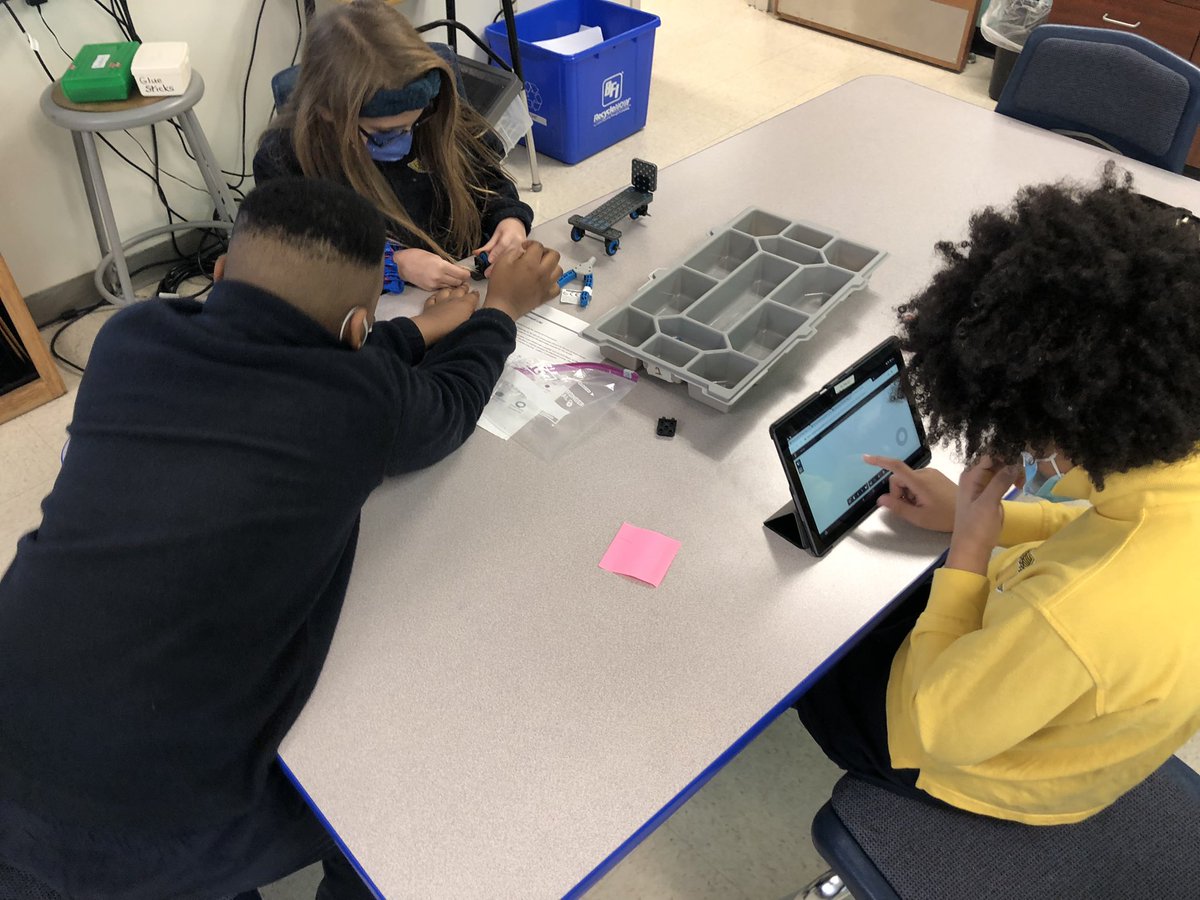 This week in #pltw the fourth graders started building their cars! The cars must be able to protect and restrain a passenger safely in a collision!@CSAppliedTech