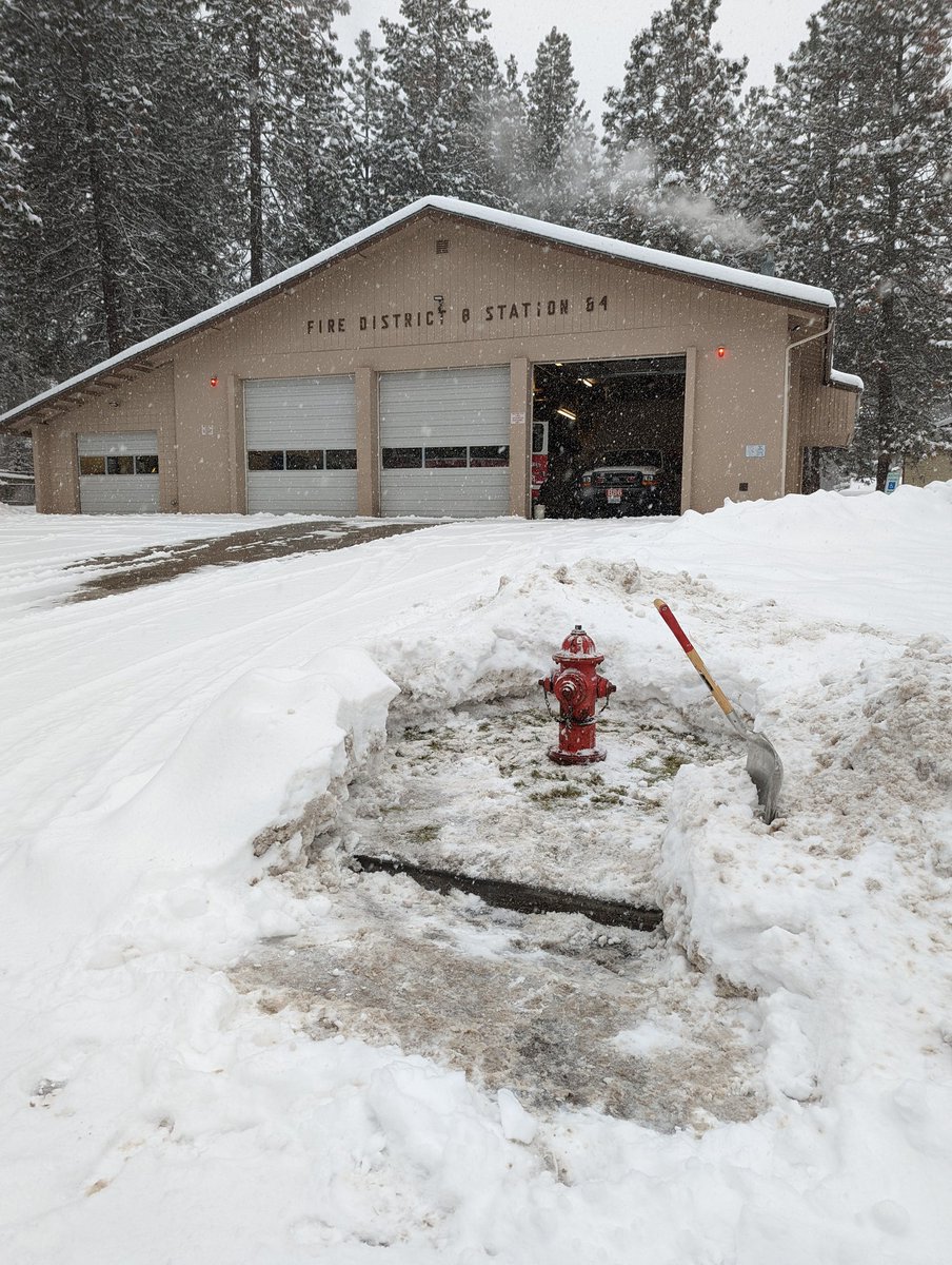 spokaneco8_3711's tweet photo. With all the snow coming down, we are asking for your help in keeping fire hydrants next to your home clear of snow. Seconds count when fighting a fire! 🚒🔥👩🚒👨🚒❄️🌨️
#thanksforyourhelp #hereforyou @SCFD8 #keephydrantsclear https://t.co/VFptpTOWBp