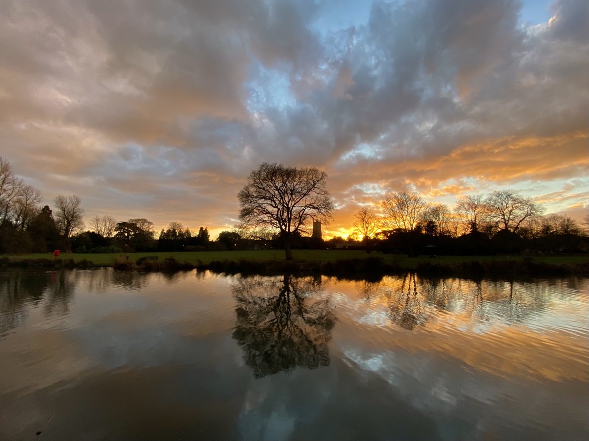 Recent sunset scene
#StormHour #ThePhotoHour #Gloucestershire #Cirencester #riverside #nature #calm