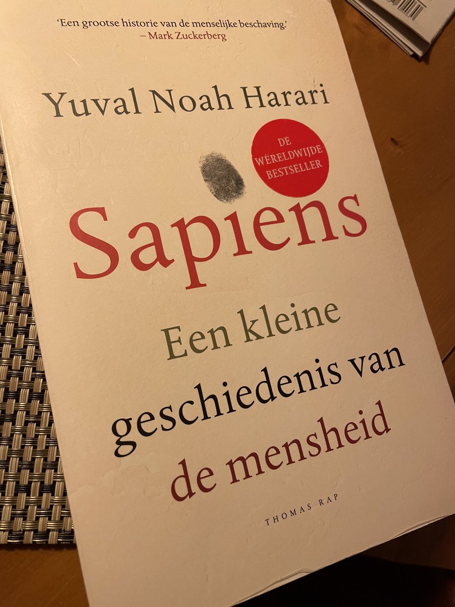AndreGilara's tweet photo. De prehistorie voorbereiden begint -voor mij- met het lezen van ‘Sapiens’. Dit in combinatie met de vertelling over de eerste mens #biglesson #montessori #kosmisch https://t.co/RppVhdbCpN