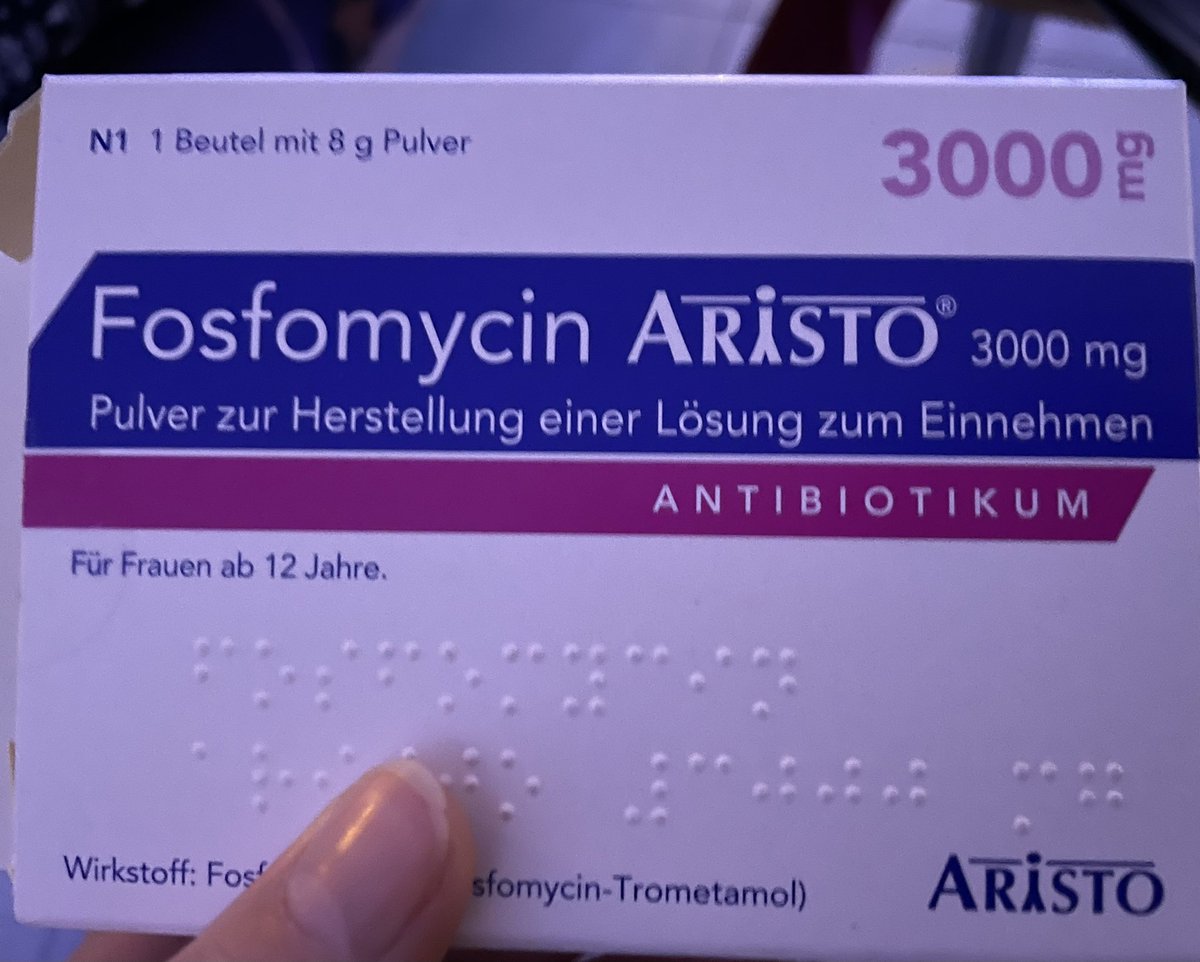 Foto der Packung eines Medikaments der Firma Aristo, Name Fosfomycin. Unter der Bezeichnung Antibiotikum ist ein Hinweis ausgeführt: Für Frauen ab 12 Jahre.