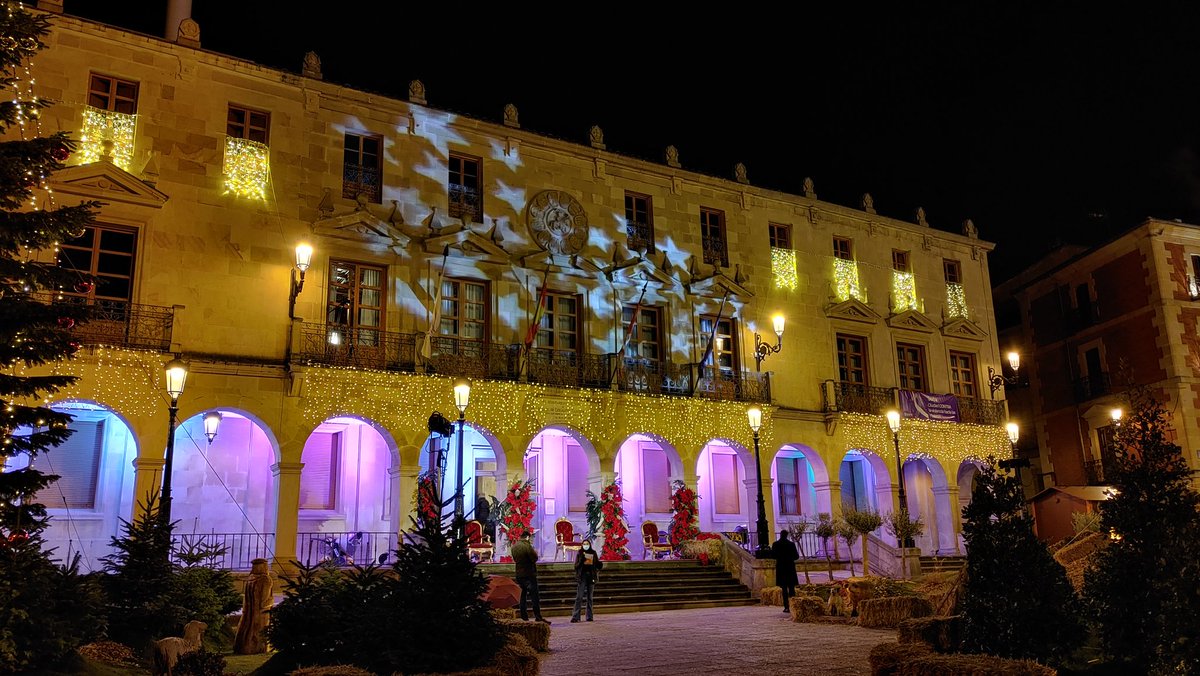 Los #reyesmagos llegan a la recepción de los niños guiados por la iluminación de estrellas del <a href="/Ayto_Soria/">Ayuntamiento de Soria</a>