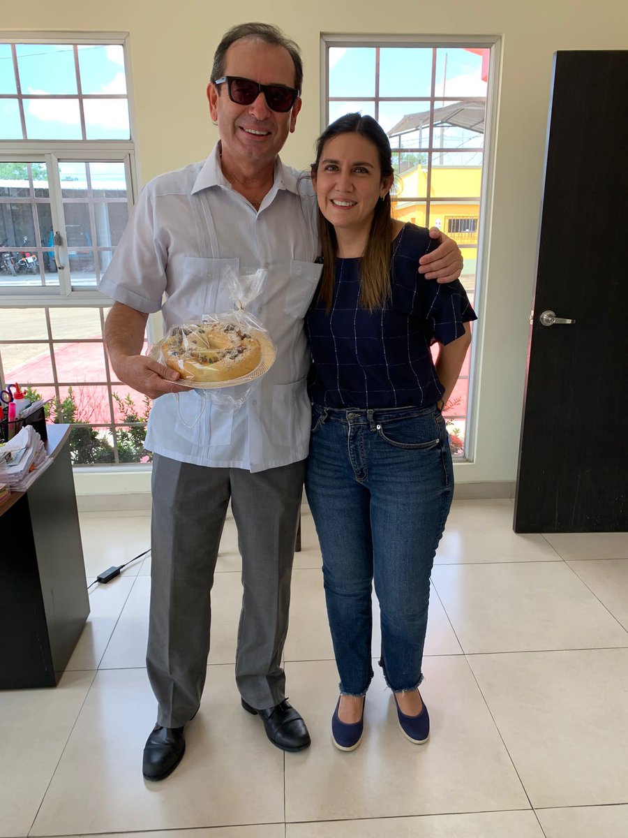 JCCassinelli's tweet photo. Mi mayor patrimonio siempre será el cariño de personas tan excelentes como Albita, Fernando y Fernanda en #LomasdeSargentillo . Gracias por el #roscondereyes . Feliz #diadereyes a todos. @brunoleonep @RonnyAleagaS @avnavasf @guidoflavio @_jorgegarcial https://t.co/1NsZmuOjTm