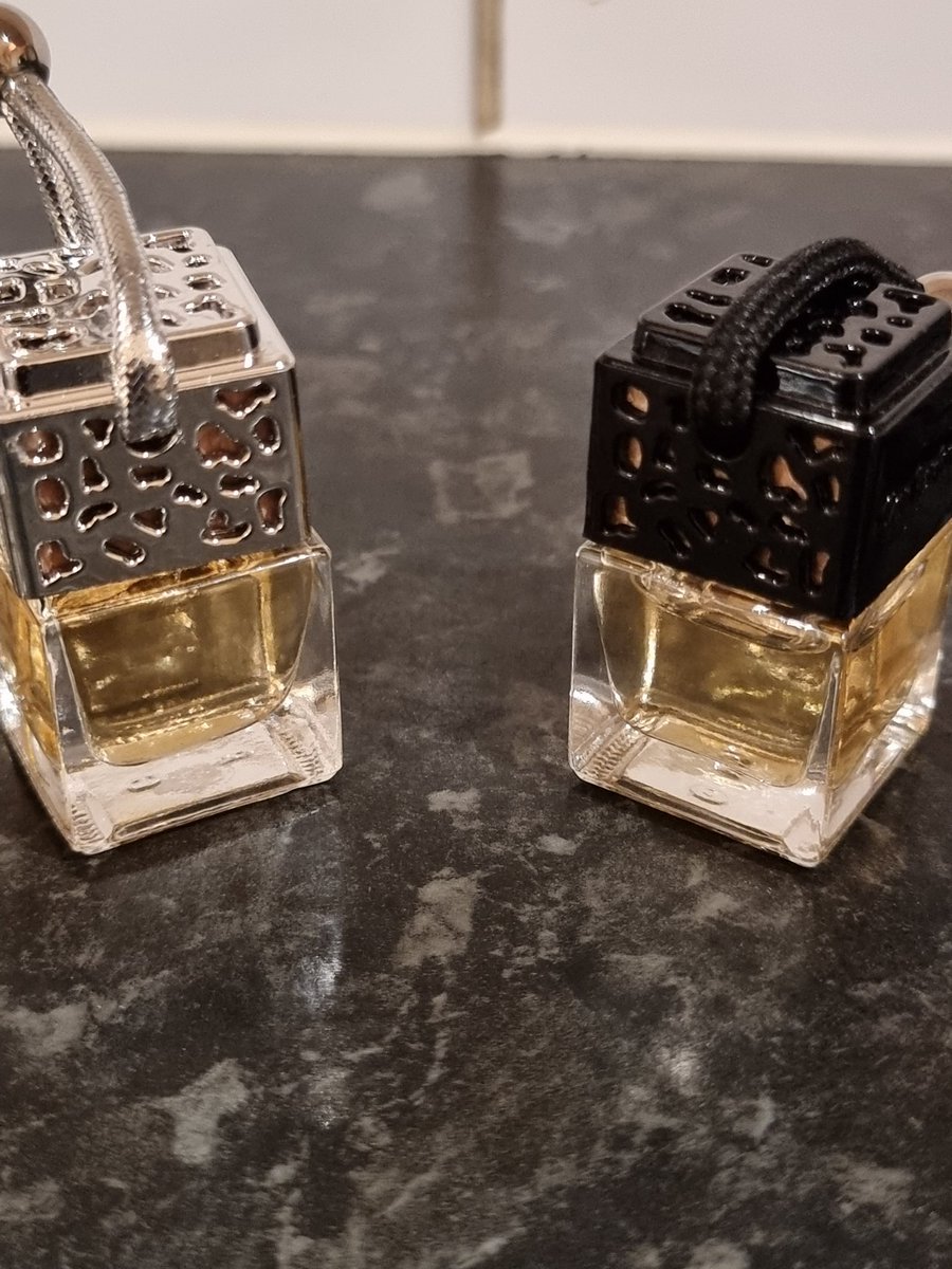 WaxlayC's tweet photo. Both look gorgeous 😍, both smell delicious....'way too sexy' and 'sweet pum pum'.....now comes in Gold and Hot Pink ❤😍💋
Luxury Car Air Fresheners 

#candles #candlemagic
#candlenights #sexy #waytoosexy https://t.co/xhH3IYtomf
