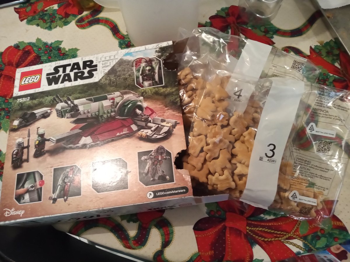 abnerrin's tweet image. Es muy desagradable despertar en la mañana de reyes y encontrar esto bajo tu árbol!!!😞😔😓
Galletas en lugar de piezas de LEGO?
Ojalá y no les pase a muchos
#legomedefraudas
😠😤
#lego
#legomexico 
#galletaslego 
#LEGOMasters2
#LEGOBuildDay