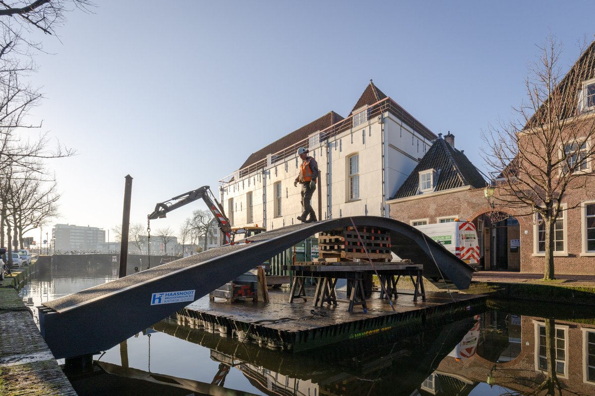 In de Delftse binnenstad zijn vorige maand twee door <a href="/cepezed/">cepezed</a> ontworpen bruggen geplaatst; ze verbinden de Oude Delft en de Lange Geer met het schiereiland waarop ArsenaalDelft ligt: architectenweb.nl/n51305