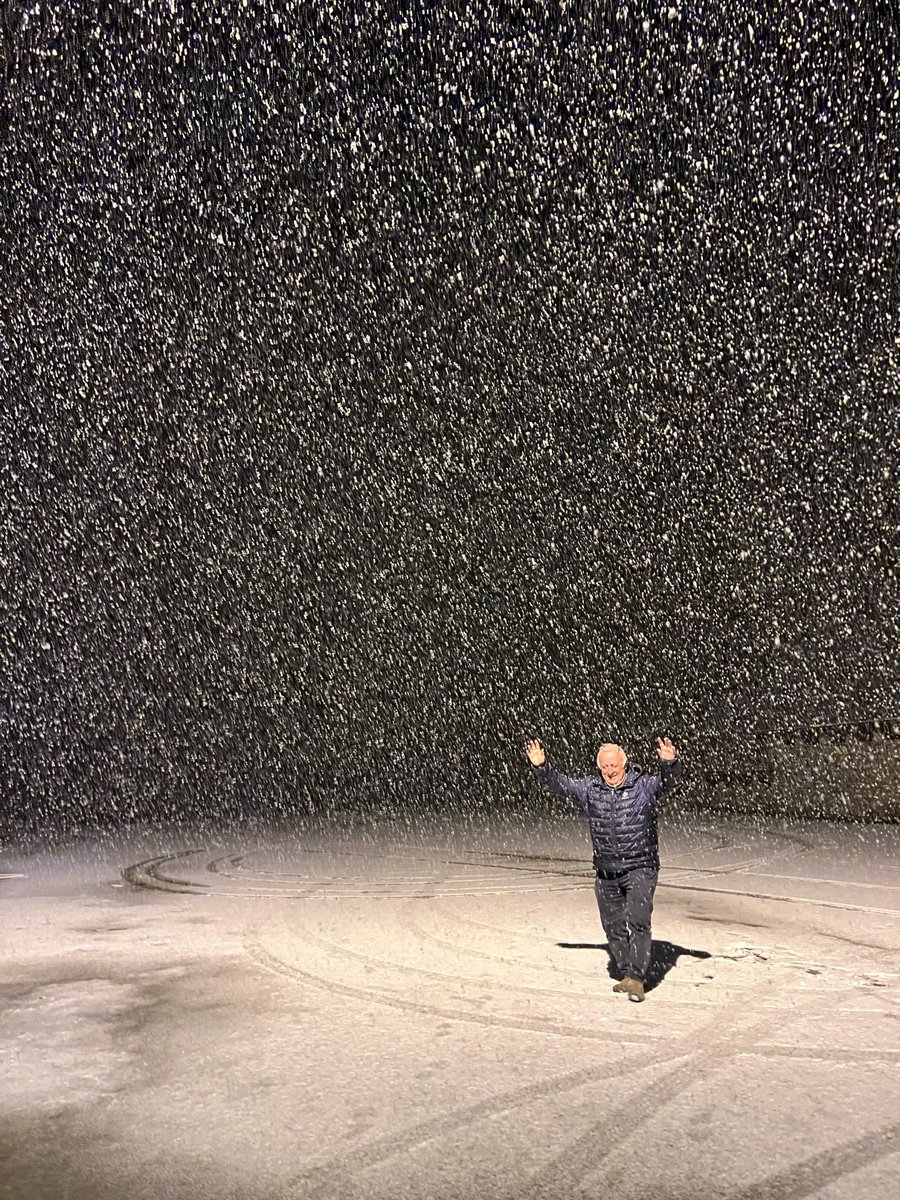 HotelTirolo's tweet photo. La gioia quando torna la neve in #Appennino <3 

Ieri sera a Passo del Lupo eravamo così! 

#Sestola
#Cimone
@turismoER https://t.co/G9gxbCyGCf
