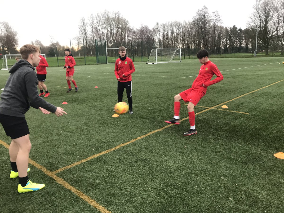 MyerscoughFooty's tweet photo. Bitterly cold 🥶 this morning but these students soon warmed up ⚽️ #TechniqueSession #TheSco https://t.co/fGwKJSEtP8