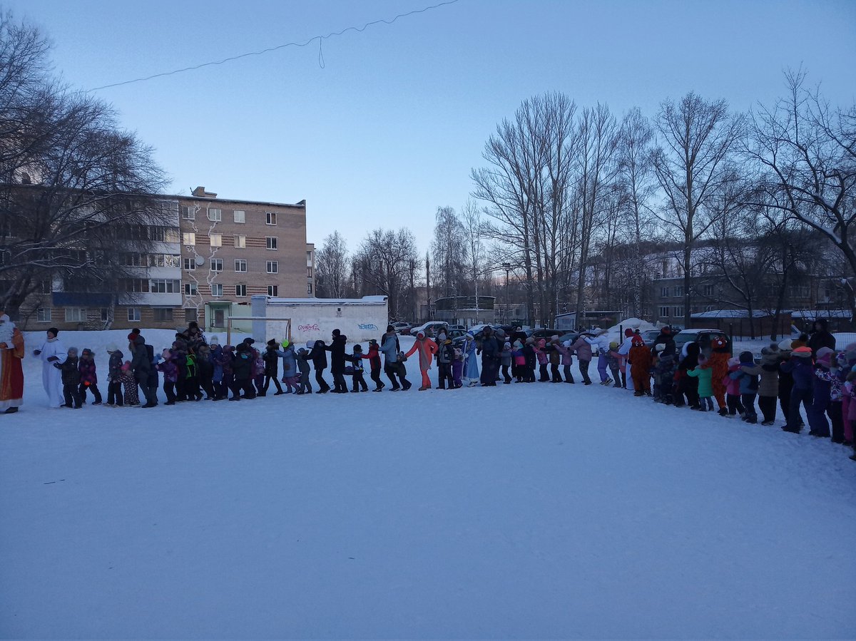 В рамках акции "Выходи гулять!" творческие коллективы #МБУК_МКЦ провели ряд игровых программ в микрорайонах города! Веселое настроение и зажигательные танцы не дали замёрзнуть малышам и взрослым! Спасибо всем, кто не испугался мороза и был в эти праздничные дни с нами!